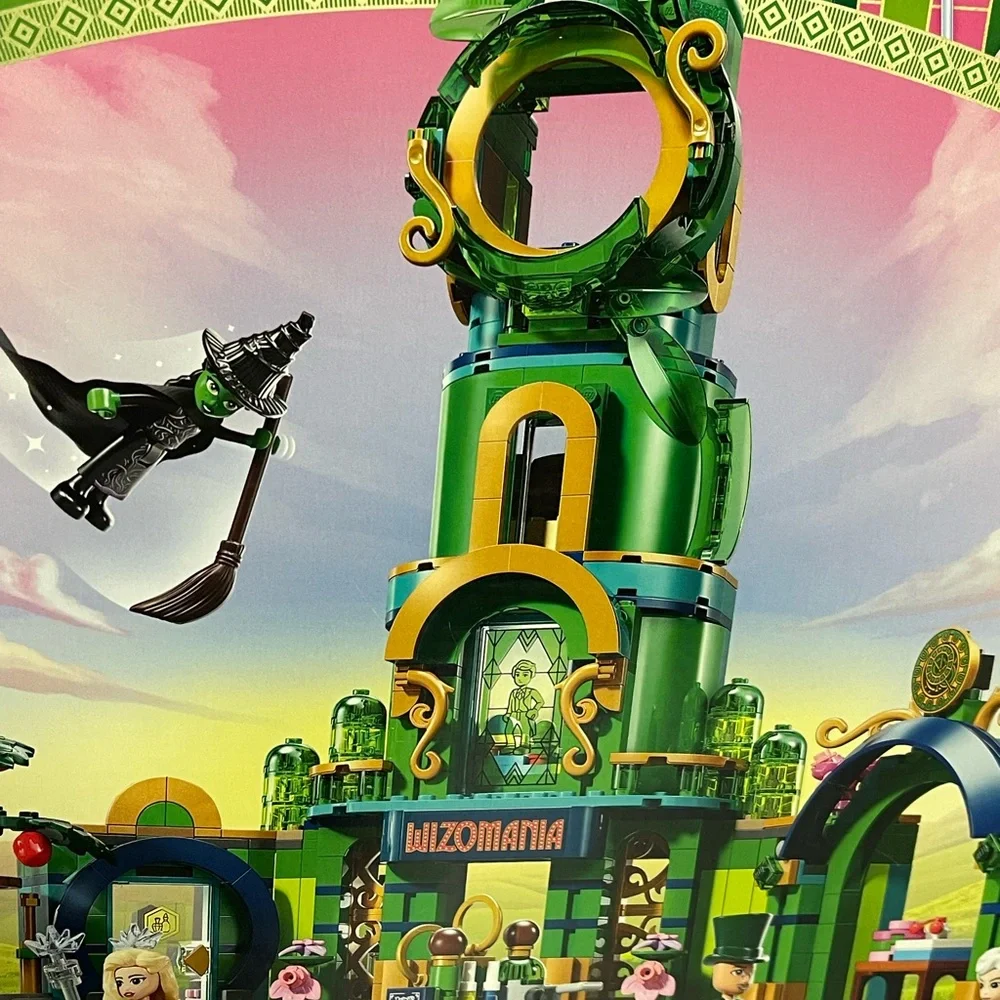 LEGO Wicked WelcomeTo Emerald City 75684 945Pcs 9+ Playset - Green/Gold/Pink NIB - Picture 2 of 13